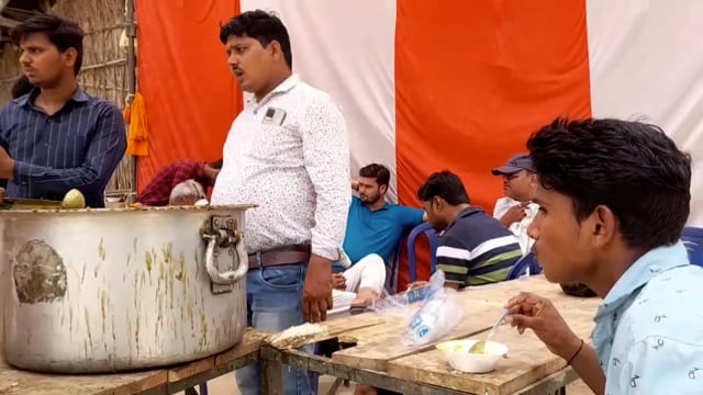 लहरपुर के मोहल्ला पुरवा बेहटी में छोटे बालाजी मंदिर पर प्रधान विवेक शुक्ला के द्वारा भव्य भंडारे का आयोजन किया गया