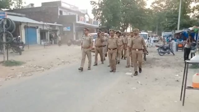 थाना तिलोकपुर पुलिस द्वारा बुढ़ऊ चौराहे पर सड़क किनारे बेढंग खड़े वाहनों के वाहन स्वामियों को दी गई हिदायत
