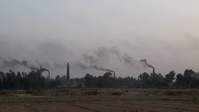 लहरपुर तहसील क्षेत्र में लगे अधिकतर ईट भट्टों से निकल रहा जहरीला धुआं क्षेत्र के लोग परेशान जिम्मेदार नहीं दे रहे ध्यान