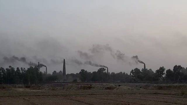 लहरपुर तहसील क्षेत्र में लगे अधिकतर ईट भट्टों से निकल रहा जहरीला धुआं क्षेत्र के लोग परेशान जिम्मेदार नहीं दे रहे ध्यान