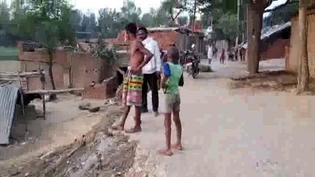 लहरपुर के ग्राम गणेशपुर में पिछले कई वर्षों से टूटी पड़ी सड़क भारी वाहनों का आवागमन जारी जिम्मेदार नहीं दे रहे ध्यान