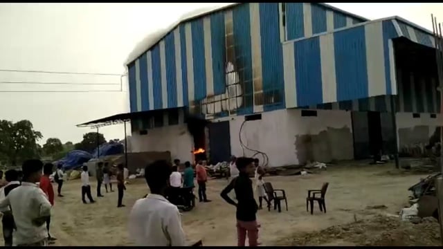 परसरा स्थित पूर्व BJP विधायक संजय कुमार गुप्ता की धान मिल में लगी भीषण आग,फायर ब्रिगेड की 4 गाड़ियों ने आग पर पाया काबू