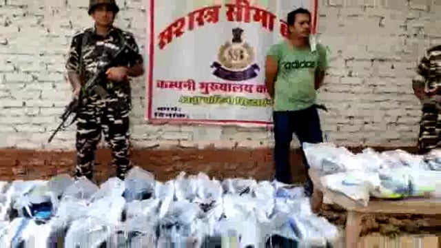 सिद्धार्थनगर जिले के ककरहवा बार्डर के पास एसएसबी के जवानों प्रतिबंधित जुते की तस्करी करते समय 1 तस्कर को किया गिरफ्तार 