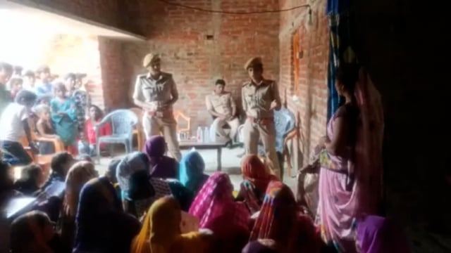 सिद्धार्थनगर जिले के बनकटवा में महीला सशक्तिकरण को लेकर महीला बीट पुलिस द्वारा की गया जागरूक 