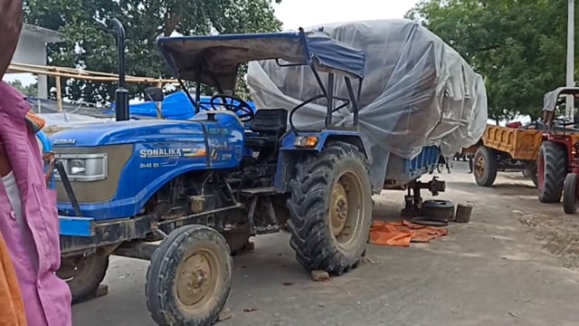 कदवा कुम्हड़ी ओवरलोडेड ट्रैक्टर आए दिन हो रही है परिचालन कभी भी हो सकती है बड़ी दुर्घटना का शिकार।