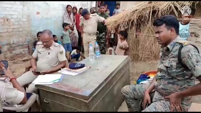 असरगंज थाना पुलिस ने बैंक लूट मामले के फरार आरोपी के घर में कुर्की की कार्रवाई की