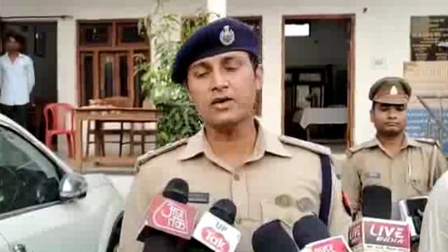 जिला अधिकारी पुलिस अधीक्षक गोंडा संतोष कुमार मिश्रा की अध्यक्षता में धर्म गुरुओं व संभ्रांत लोगों के साथ की बैठक 