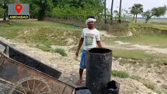 अमदाबाद : सड़क मरम्मती के कार्य में संवेदक द्वारा कि जा रही बड़ी धांधली ।