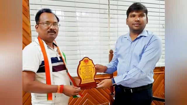 लखीमपुर खीरी (यूपी) मोहम्मदी के कवि गोविंद गुप्ता को एसडीएम मोहम्मदी ने किया स्मृति चिन्ह देकर सम्मानित