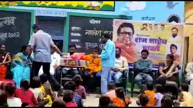 सोमनाथपुर जिल्हा परिषद प्राथमिक शाळेत विद्यार्थ्यांना पुष्पगुच्छ देऊन स्वागत