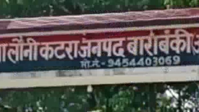 लखनऊ सुल्तानपुर हाईवे पर विपरीत दिशा से आ रहे कार सवार ने बुजुर्ग को मारी टक्कर हालत गंभीर ट्रामा सेंटर के पास