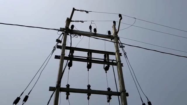 जमुनहा: दोदीगांव में 11000 विद्युत लाइन के लगे है पोल हादसे की आशंका से लोग परेशान