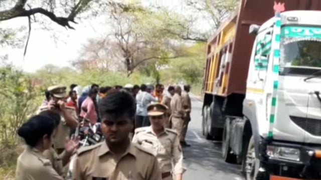 लालगंज थाना क्षेत्र के बहादुरपुर गांव के पास अज्ञात वाहन ने ठेलिया लेकर जा रहे दुकानदार को मारी टक्कर हुई मौत।