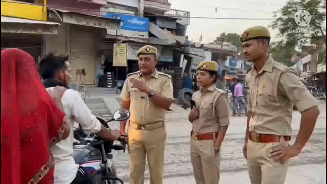 पुलिस अधीक्षक के आदेशों का सराय अकिल कस्बा इंचार्ज जमालुद्दीन खान करवा रहे हैं पालन बिना हेलमेट वालों को पहनाया हेलमेट