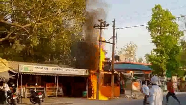 शॉर्ट सर्किट की वजह से ट्रांसफार्मर में लगी भीषण आग घंटों मशक्कत के बाद पुलिसकर्मियों व स्थानीय लोगों ने आग पर पाया काबू