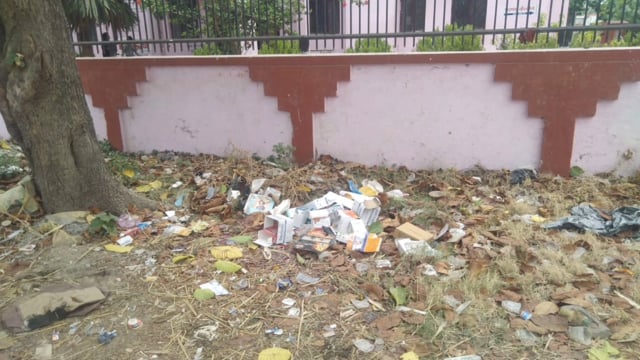 संयुक्त चिकित्सालय सिरौलीगौसपुर के बाहर लगा गंदगी का अंबार बढ़ा संक्रामक रोग का खतरा 