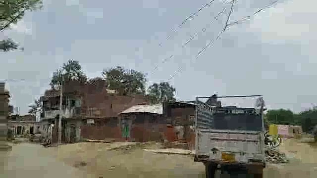 सौरई बुजुर्ग गांव में जमीन से 5 फीट की दूरी पर लटक रही है हाईटेंशन विद्युत तार, कभी भी गांव में हो सकता है बड़ा हादसा