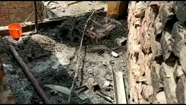 लखीमपुर खीरी (यूपी) गोला जर्जर 33 हज़ार लाइन का तार गिरा, मकान में लगी आग, बड़ा हादसा होने से टला
विद्युत विभाग के खिलाफ ग