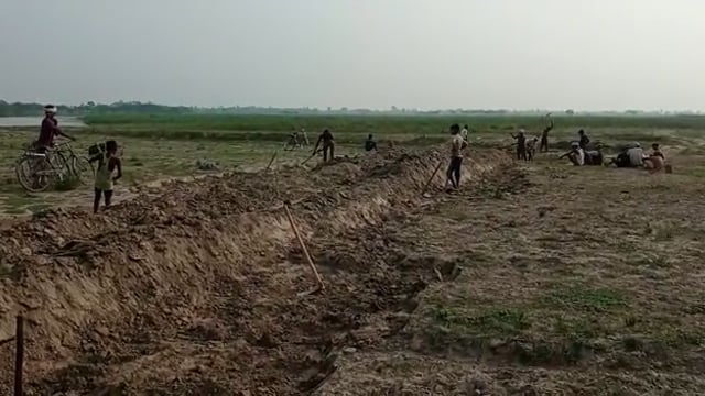 नाबालिग बच्चों से कराया जा रहा मनरेगा में काम सड़क पाट रहे मासूम#MNREGA#shravastinews 