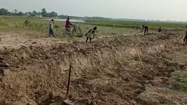 नाबालिग बच्चों से कराया जा रहा मनरेगा में काम सड़क पाट रहे मासूम#MNREGA#shravastinews 