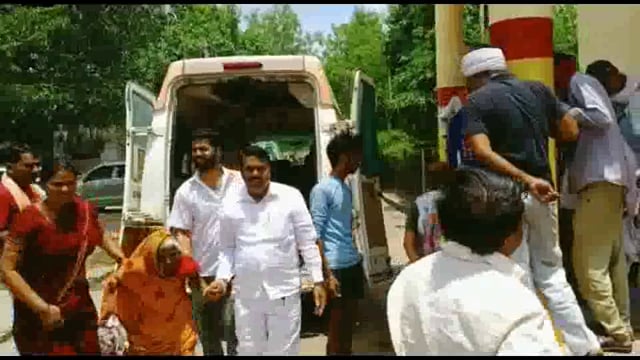 झांसी:आपे टैक्सी पलटने से आधा दर्जन से ज्यादा लोग गंभीर घायल,