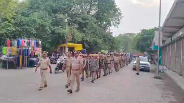 नवाबगंज नगर में पुलिस ने पैदल गस्त कर सुरक्षा व्यवस्था का लिया जायजा