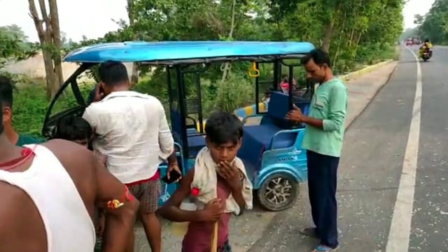 कोढ़ा थाना क्षेत्र के महिनाथपुर पेट्रोल पंप के नजदीक बाइक को बचाने में कार और टोटो में हुई टक्कर टोटो चालक घायल।