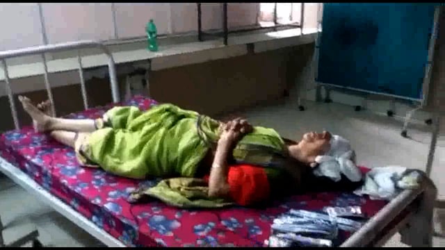 बाड़ी मोड़ के निकट कार का टायर फटने से अनियंत्रित कार पेड़ में भिड़ी सात घायल एक रिफर