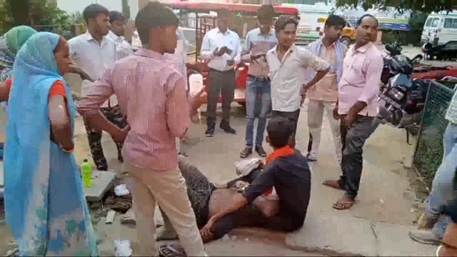 बिजुआ मऊ गांव में मकान को लेकर दो पक्षों में विवाद हुआ पिता-पुत्र गंभीर हालत में सीएचसी सिधौली से रेफर