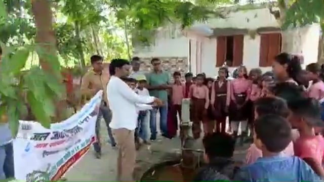 जल जीवन मिशन योजना के अंतर्गत ब्लॉक कोऑर्डिनेटर परिषदीय विद्यालय में की बैठक