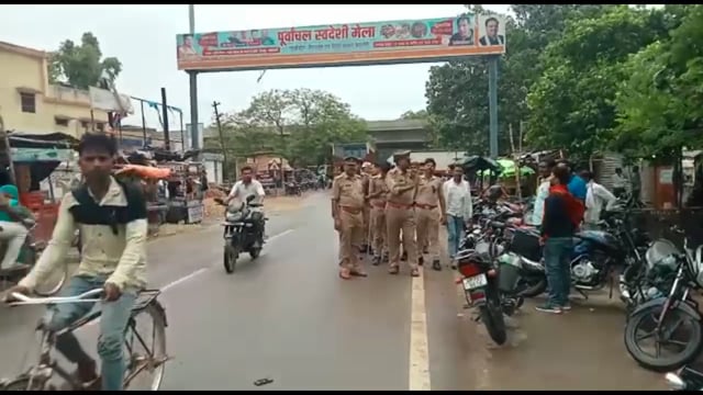 सैनी थाना अध्यक्ष ने क्षेत्र में फ्लैग मार्च कर लोगों को जुमे की नमाज शांतिपूर्ण तरीके से संपन्न करने की की अपील