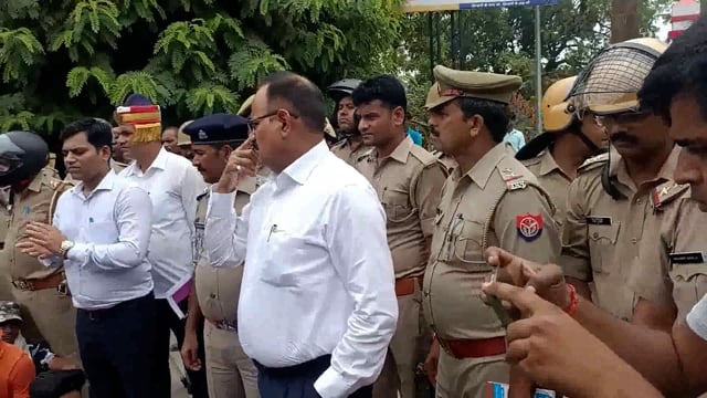 #अमेठी अग्निपथ के विरोध में प्रदर्शन कर रहे युवाओं को समझाने पहुंचे DM और SP
