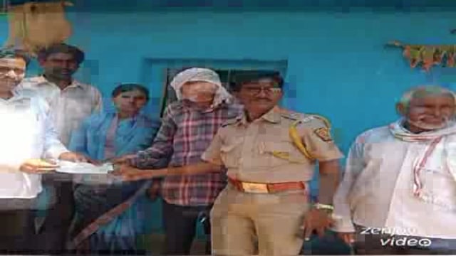 गुंजेवाही उपवनपरिक्षेत्र मध्ये वाघाच्या हल्ल्यात मृत्यू झालेल्या परिवारास धनादेश 