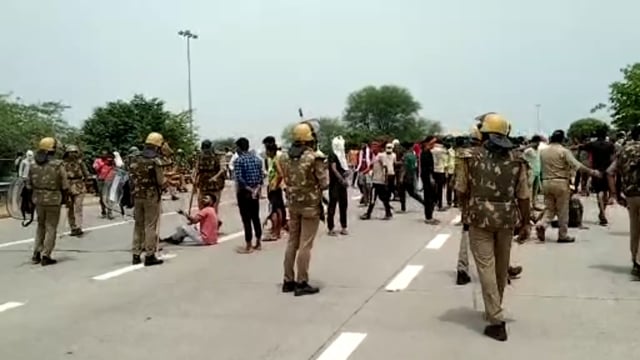 मथुरा माट के यमुना एक्सप्रेस वे  के बाजना कट के समीप अग्निपथ योजना को लेकर युवाओं ने किया धरना प्रदर्शन रोड जाम