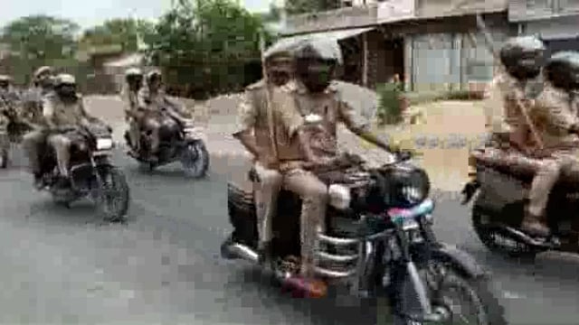 लालगंज कस्बे में जुम्मे की नवाज शांतिपूर्वक ढंग से संपन्न पुलिस ने कस्बे में निकाली फ्लैग मार्च।