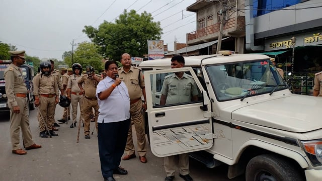लालगंज कस्बे में हाथों में तख्ती लेकर सड़कों पर उतरे युवा अग्नि पथ योजना का विरोध प्रदर्शन, एसडीएम ने किया अपील।
