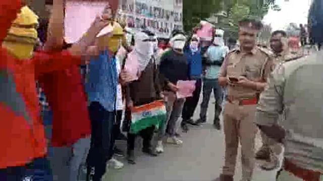 लालगंज कस्बे में हाथों में तख्ती लेकर सड़कों पर उतरे युवा अग्नि पथ योजना का विरोध प्रदर्शन एसडीएम को सौंपा ज्ञापन।