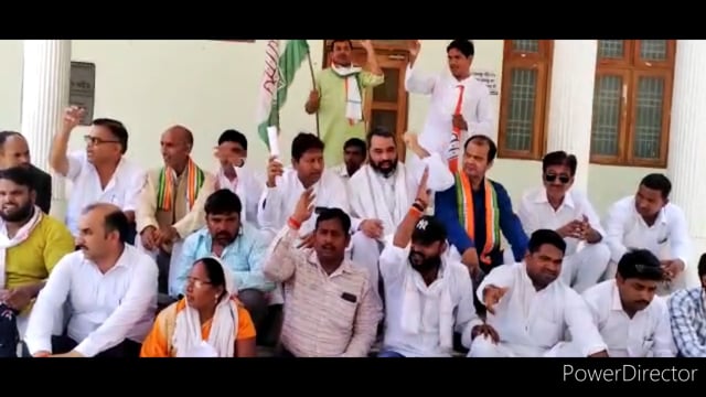 कांग्रेस के कार्यकर्ताओं ने किया प्रदर्शन डीएम को दिया ज्ञापन
