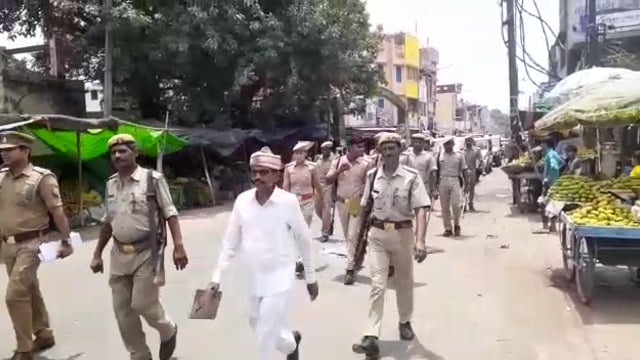 थाना कोतवाली नानपारा आज   जुमे की नमाज को देखते हुए कस्बा नानपारा में पैदल मार्च करते हुए श्रीमान अपर पुलिस अधीक्षक 