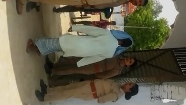 क्षेत्राधिकारी महसी जय प्रकाश त्रिपाठी के साथ थाना प्रभारी हरदी अनूप मणि त्रिपाठी पैदल गस्त करते हुए चाक-चौबंद व्यवस्था