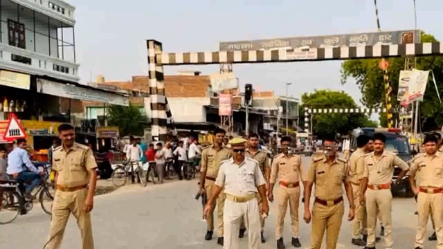 जुम्मे की नमाज पर किसी अनहोनी की आशंका के चलते ड्रोन कैमरे से पुलिस प्रशासन नेसिधौली  इलाके में रखी नजर