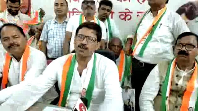 रायबरेली तिलक भवन परिसर में राहुल गांधी से ईडी की पूंछतांछ को लेकर कांग्रेसियों ने किया प्रेस कॉन्फ्रेंस।