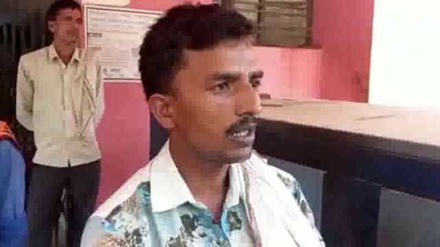 लहरपुर के ग्राम कोरैया गंगादास मजरा प्यारापुर निर्माण कार्य के दौरान पूर्व प्रधान पर चाकू से हमला