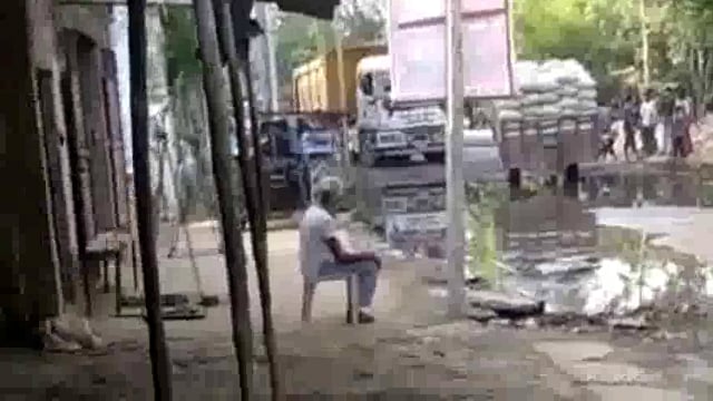 लहरपुर के अकबरपुर में पानी में एक ट्रैक्टर ट्राली का हुक टूट जाने से,सड़क के दोनों तरफ लगा लंबा जाम, लोग हुए परेशान