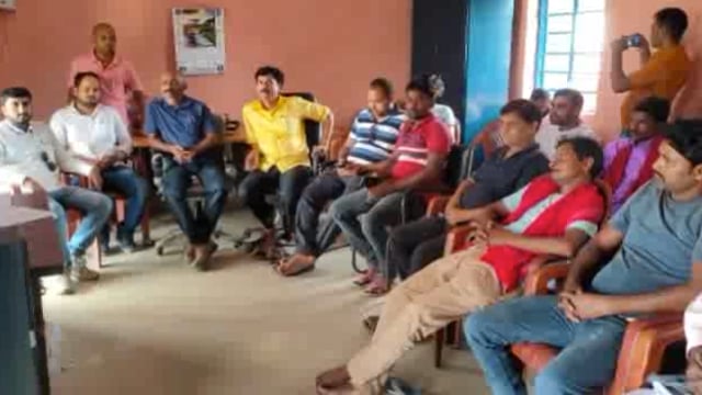 रहटा पंचायत में सभी जनप्रतिनिधियों के साथ मुखिया राजेश रंजन ने एक बैठक आयोजित की 