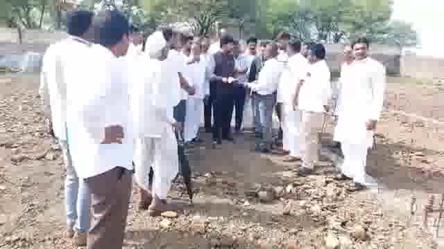 सोमनाथपूर येथील कोव्हीड फिल्ड हॉस्पिटलला राज्यमंत्री संजय बनसोडे यांनी  भेट देऊन केली पाहणी