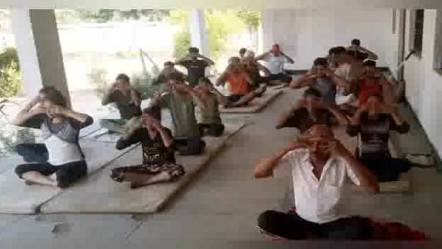 लखीमपुर खीरी (यूपी) संविलियन विद्यालय पलिया में शारीरिक अनुदेशक सचिंद्र नारायण दीक्षित ने बच्चों को कराया योगाभ्यास