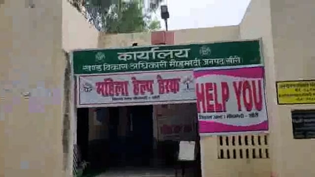 लखीमपुर खीरी (यूपी) अमृत सरोवर के तहत बन रहे तालाब पर खंड विकास अधिकारी मोहम्मदी ने किया श्रमदान