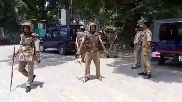 महोली में जबरदस्त सुरक्षा व्यवस्था के बीच संपन्न हुई जुमे की नमाज...
