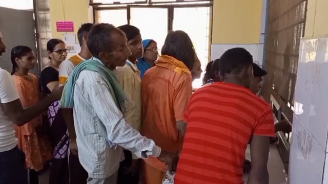 सीएचसी महोली पर भीषण गर्मी की वजह से बढ़े मरीज,  कोविड प्रोटोकाल की उड़ी धज्जियां...